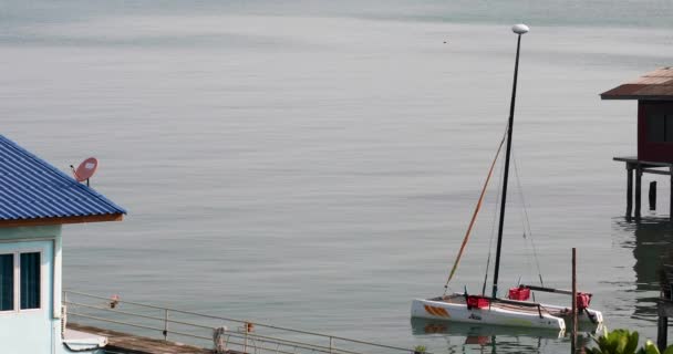 Anchored Yacht Bangsaray Pattaya Thailand Calm Waters — Stockvideo