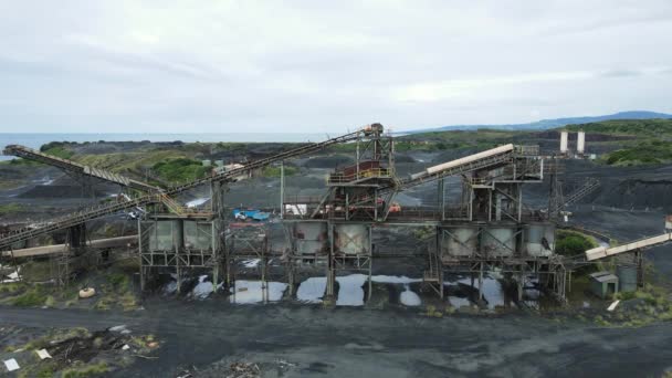 Environmentally Hazardous Industrial Equipment Left Rust Coastal Stretch Land Static — стоковое видео