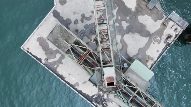 Close View Old Deserted Coal Loading Wharf Platform Surrounded Ocean — Vídeo de Stock