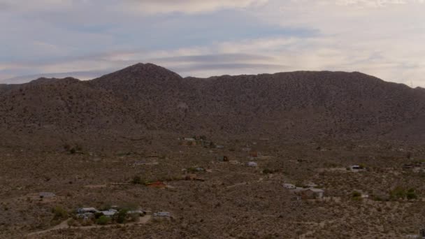 Pan Desolate Desert Landscape Joshua Tree California Houses Dirt Roads — Vídeos de Stock