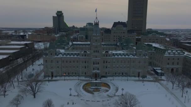 Widok Przodu Budynku Parlamentu Pokrytego Śniegiem Otaczających Budynków Quebec City — Wideo stockowe