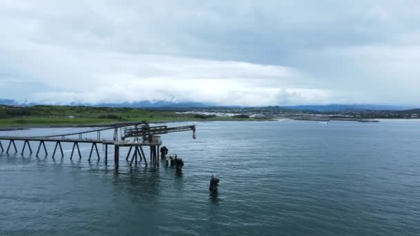 Industrial Structure Protruding Out Ocean Located Environmentally Fragile Part Coastline — Vídeo de Stock