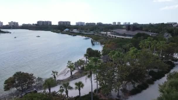 Aérea Torciéndose Desde Overlook Park Hasta New Pass Sarasota Florida — Vídeo de stock