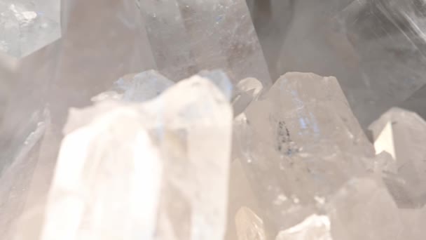 Natürliche Quarzkristalle Aufgenommen Mit Einer Makrolinse Ihre Natürliche Form Zur — Stockvideo