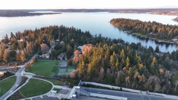 Cinematic Aerial Drone Orbit Shot Evergreen Floating Bridge Lake Washington — ストック動画