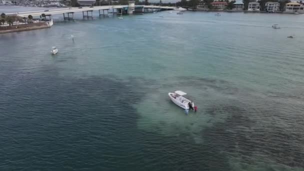 Aerial Boaters Wading Shallows New Pass Sarasota Florida — Vídeo de Stock