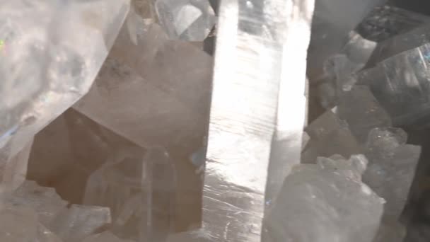Büyük Bir Kristal Kümesinin Makro Görüntüleri Doğal Eğimli Doğalarını Sergiliyor — Stok video