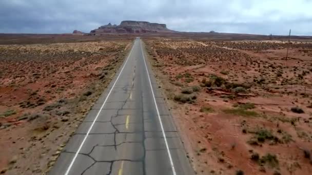 Длинная Дорога Через Пустыню Машинами Проезжей Части Возле Прескотт Вариарио — стоковое видео