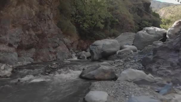 Río Agua Montaña Arroyo Que Fluye Serpenteando Través Rocas Rocas — Vídeos de Stock