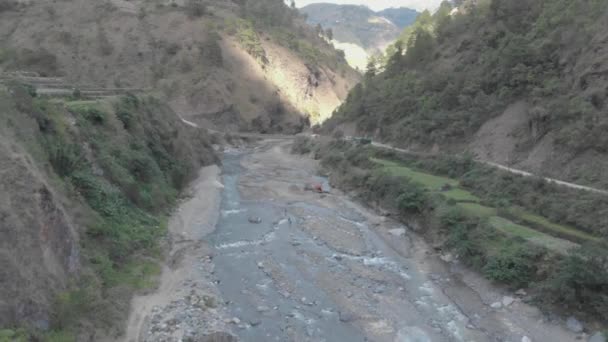 菲律宾Kabayan Benguet地区连接社区的山谷中 岩石河床挖掘机为水泥生产桥拉着河床 跨越水面 全速接近空中 — 图库视频影像