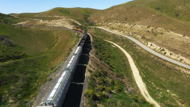 Zavřít Anténu Vlaku Přepravujícího Náklad Přes Kopce — Stock video