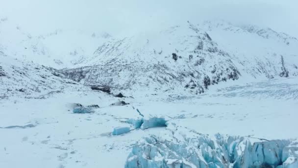 アラスカのガードウッドで氷河をドライブする雪のマシン — ストック動画