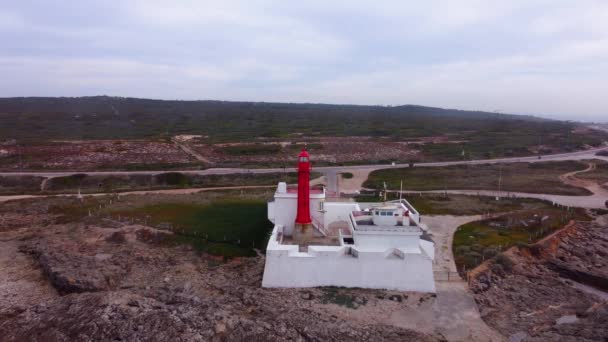 ポルトガルのリスボンの曇りで ファロル ラソ灯台からの空中の景色 引き戻し ドローン撮影 — ストック動画