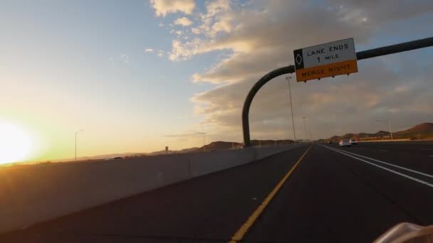 Viaje Moto Punto Vista Luces Panorámicas Del Atardecer Sobre Carretera — Vídeo de stock