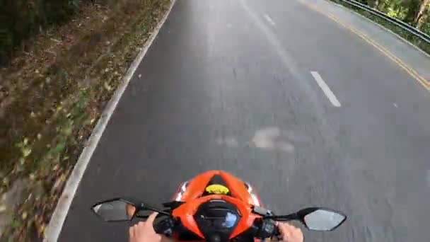 Conducir Scooter Largo Camino Ventoso Entre Vegetación Tailandia Pov — Vídeo de stock