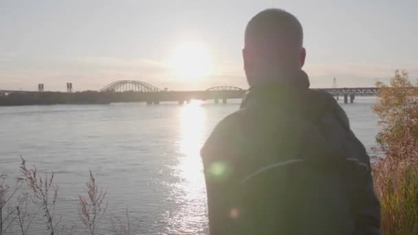 Man Standing Front River Sunset 94Fps — Stok Video