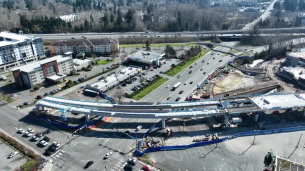 关于林伍德运输中心公园和骑行建筑 新西雅图轻轨车站 带有林伍德的I 5高速公路和附近的登湖露台的电影式4K无人驾驶飞机镜头 — 图库视频影像