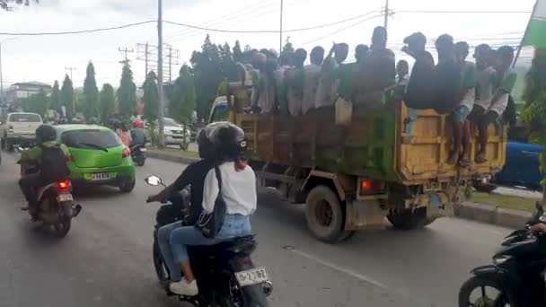 Personer Gul Lastbil Som Flyger Cnrt Flaggor Och Banderoller Uppbyggnadskampanjen — Stockvideo