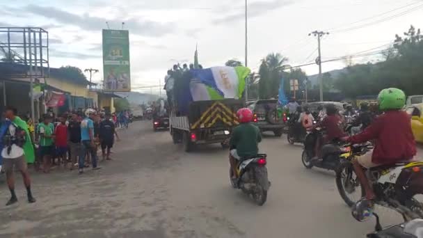 Människor Kantar Gatorna Och Trafik Rally Med Flaggor Huvudstaden Dili — Stockvideo