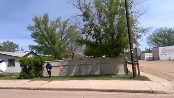 Guidare Lungo Strada Guardando Case Una Zona Suburbana Vicino Alberta — Video Stock