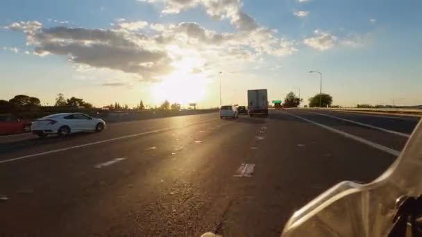 Punto Vista Motocicleta Carretera Ocupada Durante Puesta Del Sol Viaje — Vídeo de stock