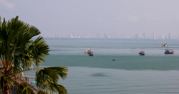 タイ漁船がタイ パタヤのバンサレー沖に停泊 — ストック動画