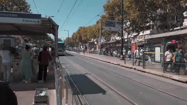 Statyczny Widok Zielony Biały Przystanek Tramwajowy Przystanku Tramwajowym Dla Podróżnych — Wideo stockowe