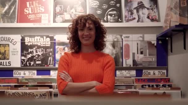 Joyful Curly Hipster Mujer Entre Vinilo Registros Estantes Tienda Música — Vídeo de stock