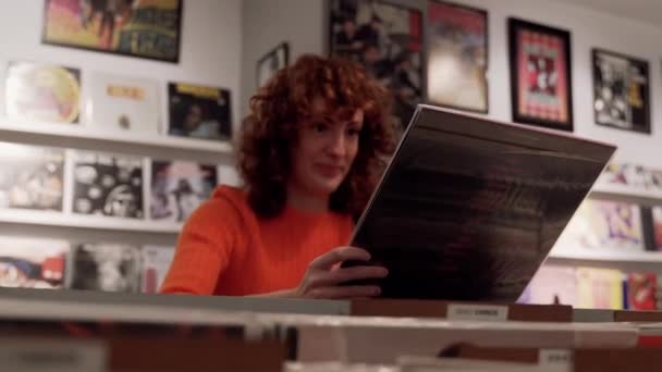 Nostalgic Woman Browsing Vinyl Record Disc Sleeve Κατάστημα Λιανικής Πώλησης — Αρχείο Βίντεο