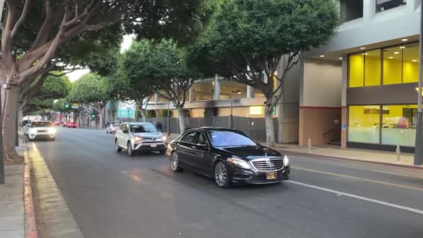 車がダウンタウンの交通に座っているサンタモニカ ロサンゼルスの晴れた夜 静的ビュー — ストック動画