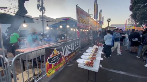 位于洛杉矶圣莫尼卡夜市的韩国烧烤摊位 静态视角 — 图库视频影像