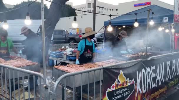 ロサンゼルスのサンタモニカのナイトマーケットで韓国のバーベキュースタンド屋外料理 Static View — ストック動画