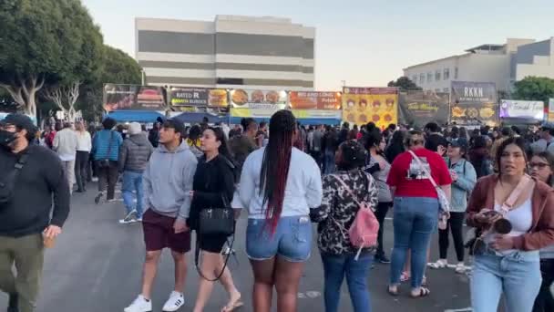 在洛杉矶的圣莫妮卡小型夜市的626号静态观景台上 一大群人在享用亚洲食物 — 图库视频影像