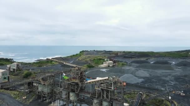 Old Disused Mining Plant Equipment Towers Fragile Part Coastline Close — Stockvideo