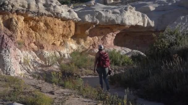 Caminhante Com Mochila Trilha Caminhadas Paint Mines Interpretive State Park — Vídeo de Stock