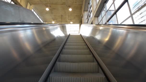 Escadas Elétricas Subindo Firmemente Direção Edifício Corporativo — Vídeo de Stock
