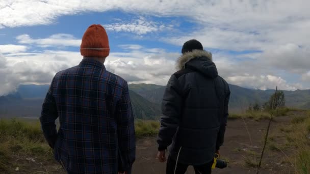 Two Tourists Who Walk While Pointing Mount Bromo Take Pictures — ストック動画
