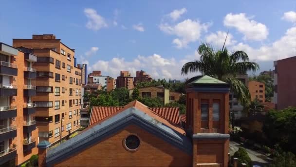 Kyrka Mitt Ett Bostadsområde Medellin Colombia — Stockvideo