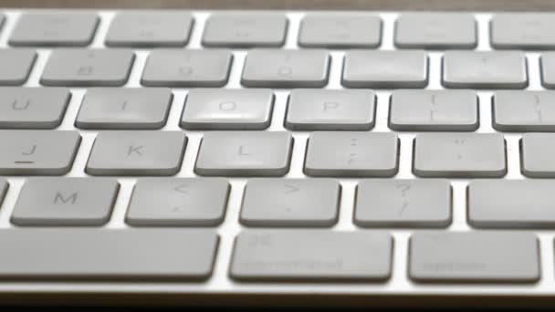 Nahaufnahme Einer Apple Magic Keyboard Mit Schwenkbewegung — Stockvideo