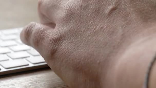 Dactylographier Les Mains Sur Gros Plan Clavier Avec Mouvement Caméra — Video