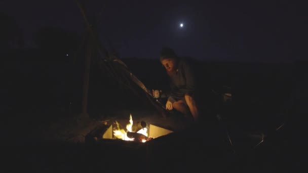 Homem Bebe Uma Garrafa Cerveja Acampamento Rural Noite Com Lua — Vídeo de Stock