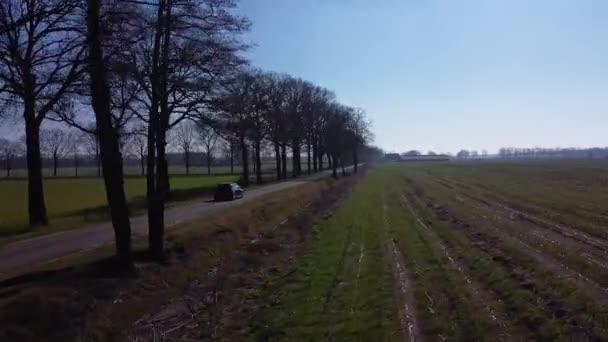 Drone Tiro Carro Dirigindo Uma Estrada Entre Prados Terras Agrícolas — Vídeo de Stock
