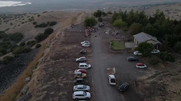 Aerial Drone View Cars People Viewpoint Golan Heights Dusk Israel — Vídeos de Stock