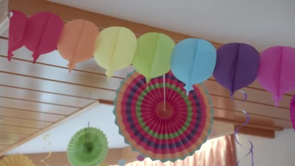 Artesanato Arte Papel Colorido Pendurado Teto Local Festa Direita — Vídeo de Stock