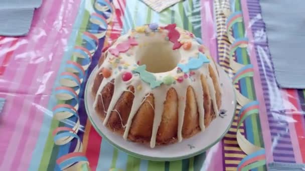 Gâteau Fête Avec Des Bonbons Saupoudrer Dans Table Gros Plan — Video