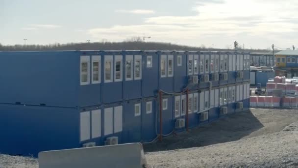 Újonnan Épített Épület Szabadtéri Légkondicionáló Egységek Telepítve Külső Oldalirányú Lövés — Stock videók