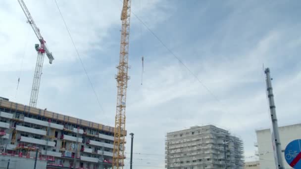 Tower Cranes Work Construction Site Vienna Austria Low Angle Tilt — Vídeos de Stock