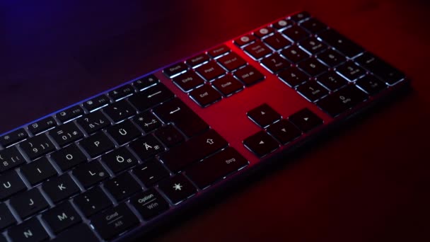 Teclado Aluminio Escritorio Con Luz Azul Roja — Vídeos de Stock