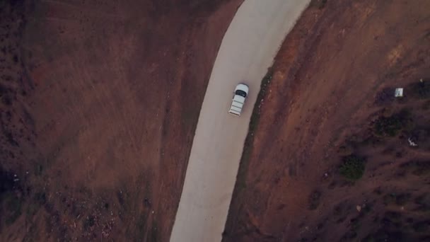 Vista Aérea Seguindo Carro Estrada Lado País — Vídeo de Stock