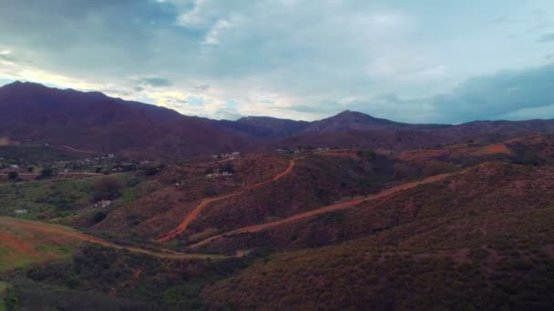 在多云的一天 沿着西班牙马拉加的山丘向前飞去 — 图库视频影像